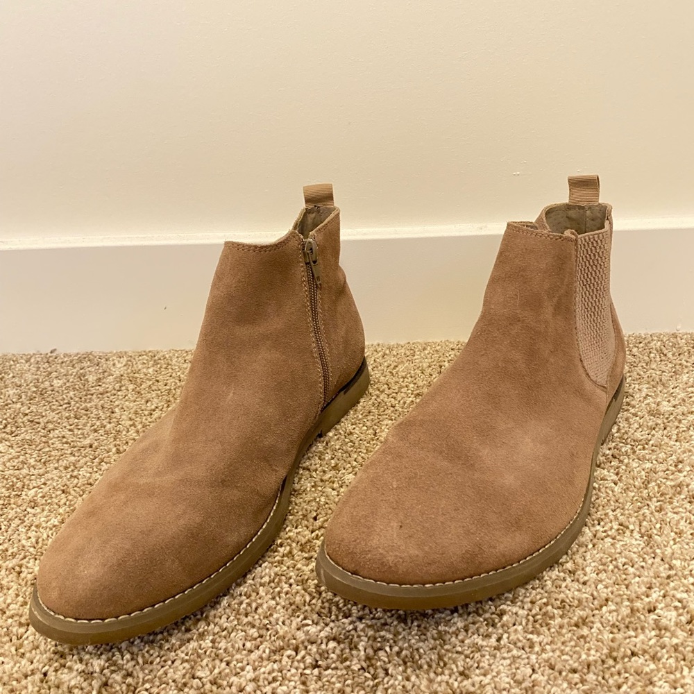 NWOT STEVE MADDEN Sand Suede Chelsea Boots